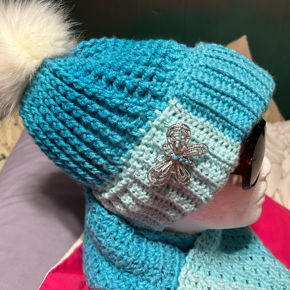 HAT & SCARF Set w. Brooch